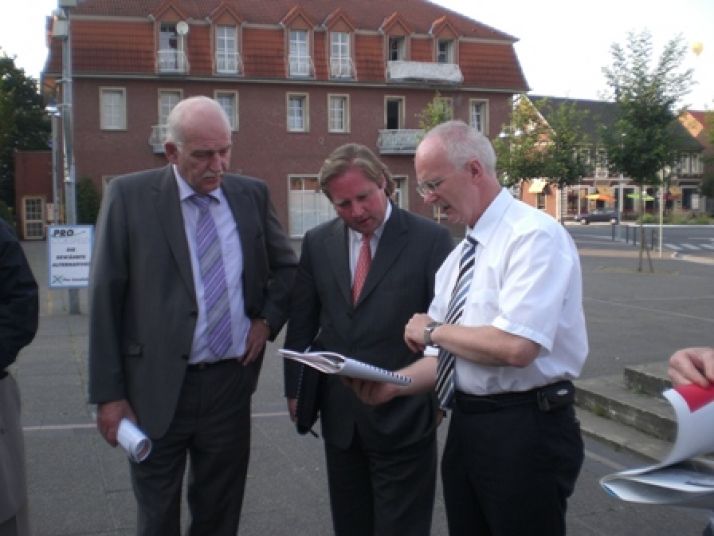 Bauminister Lutz Lienenkämper und MdL Bernhard Schemmer diskutieren mit Öhmann über Bahnhofsneugestaltung 2009