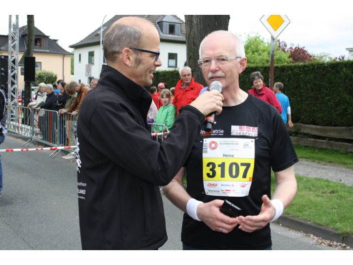 Interview des Läufers und Bürgermeisters Heinz Öhmann vor dem Start zum 40. Sparkassen Marathon 2015 in Coesfeld.