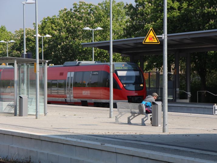 DB-Zug im neuen Bahnhof